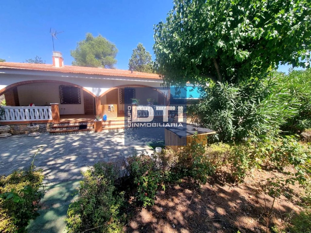 Parcela urbana excepcional con 3 casas, jardín y piscina a 5 - foto 5