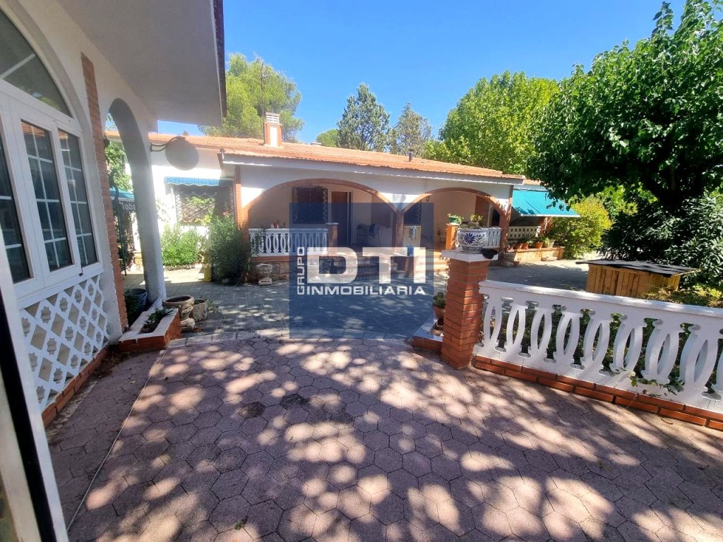 Parcela urbana excepcional con 3 casas, jardín y piscina a 5 minutos de Albacete