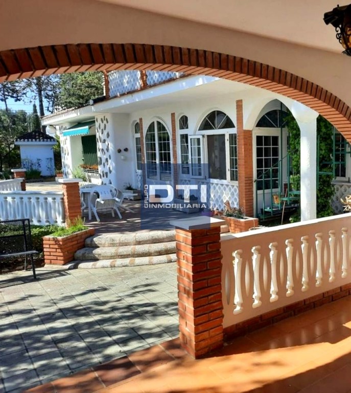 Parcela urbana excepcional con 3 casas, jardín y piscina a 5 minutos de Albacete