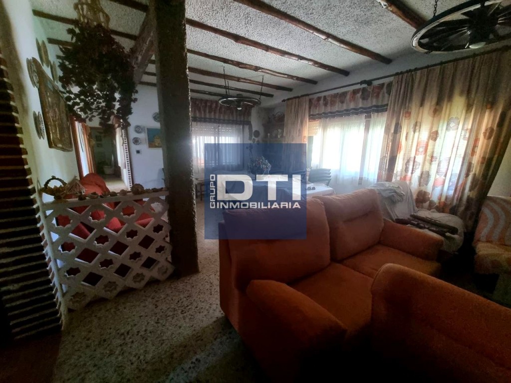 Parcela urbana excepcional con 3 casas, jardín y piscina a 5 - foto 13