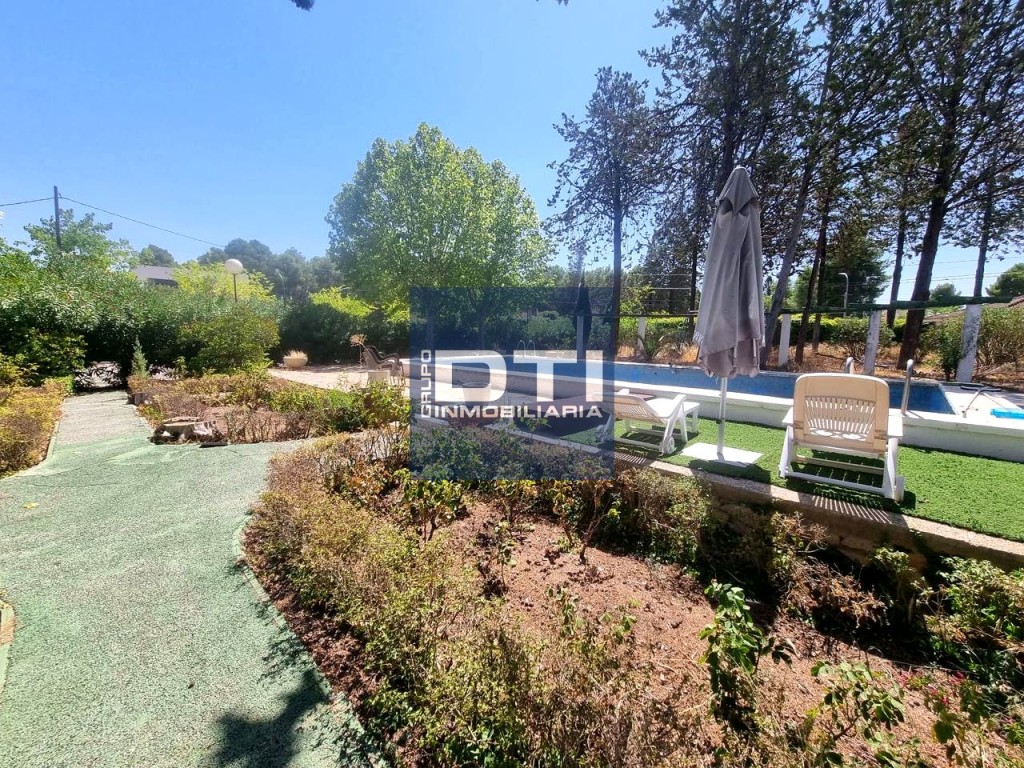 Parcela urbana excepcional con 3 casas, jardín y piscina a 5 - foto 8