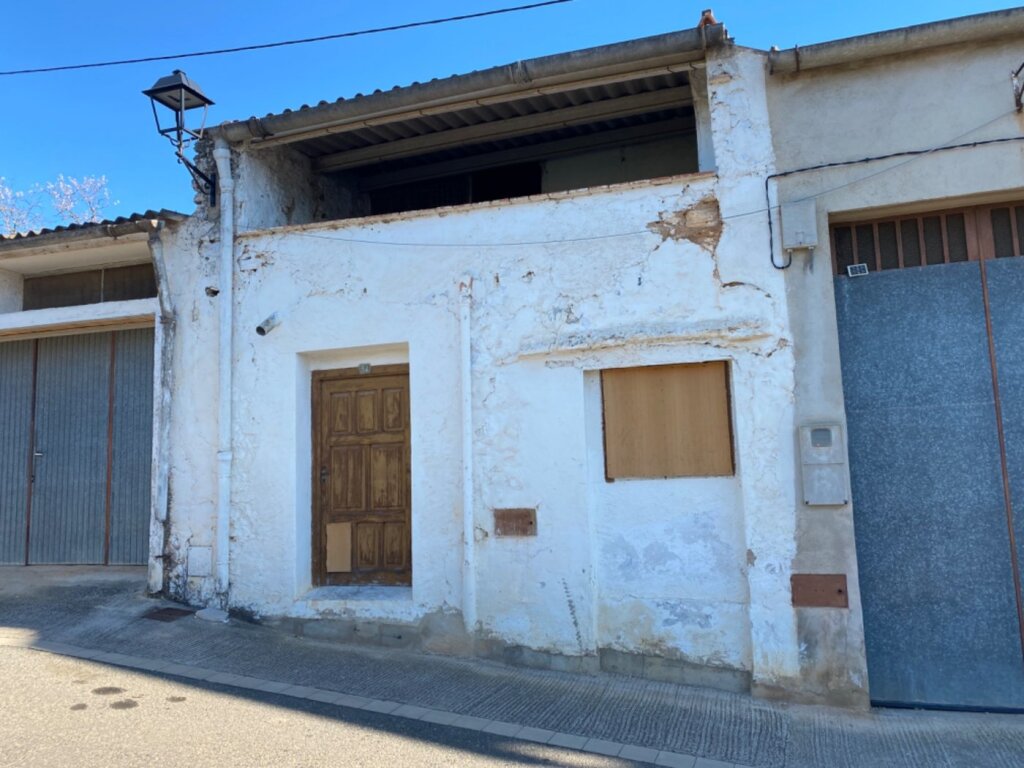 Foto casa con patio para rehabilitar en godall