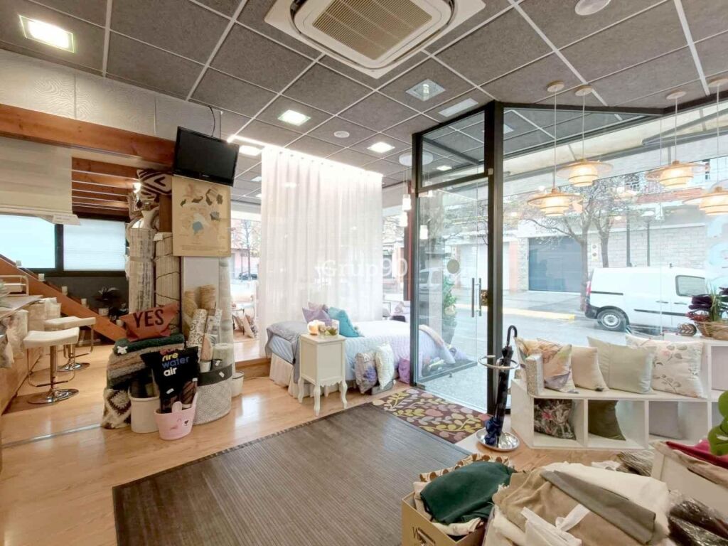 ¡gran oportunidad de inversión! se vende un amplio local comercial de 81m² en la bordeta. foto grande (3)