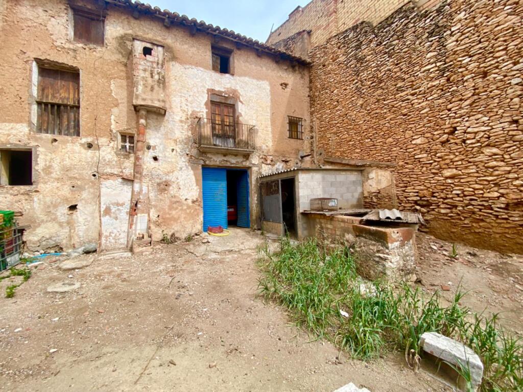 Foto masia con gran patio en el centro del pueblo