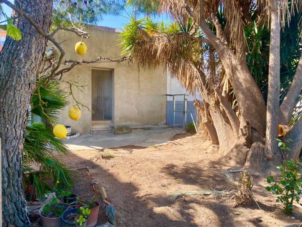 Foto casa en una planta con gran jardín