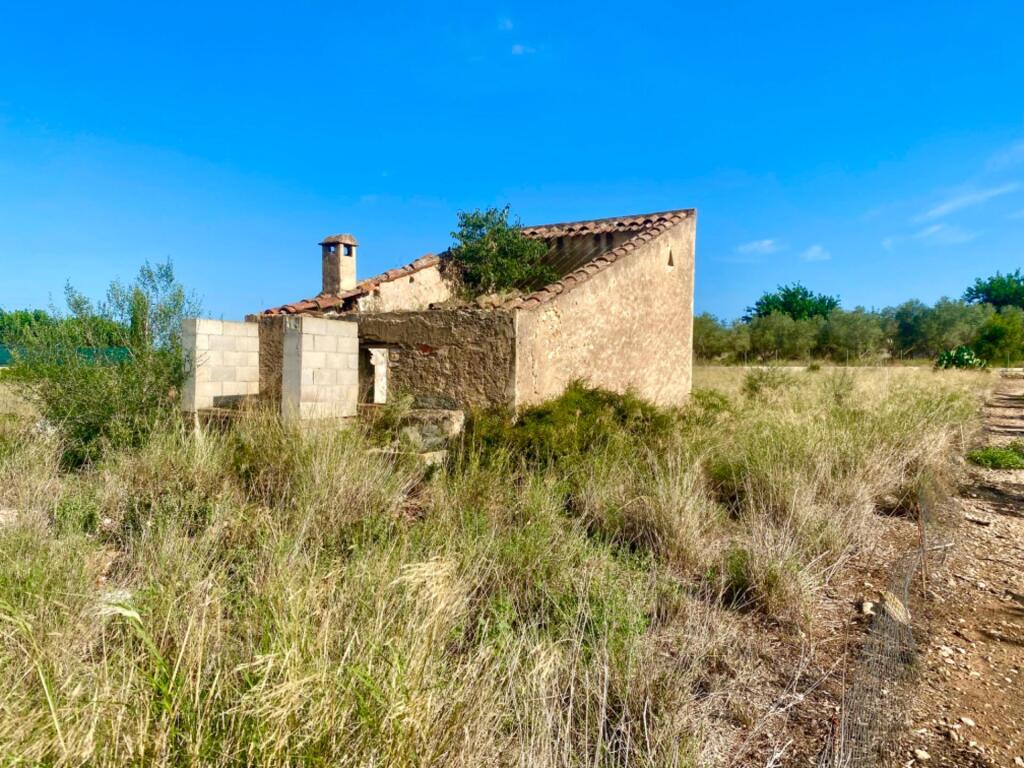 Foto encantadora casa de piedra bien comunicada