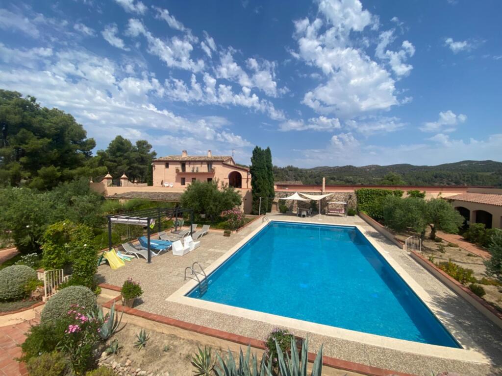 Foto exclusiva finca con masía, hotel, bodegas y 83 ha de terreno en el priorat