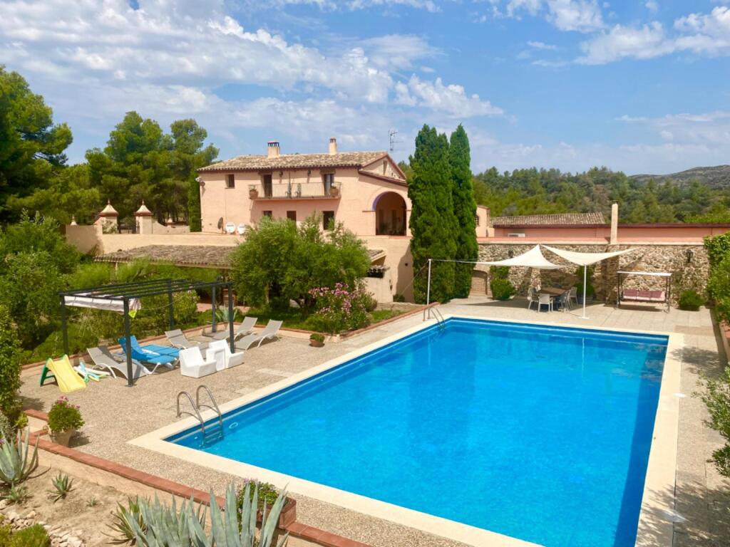 exclusiva finca con masía, hotel, bodegas y 83 ha de terreno en el priorat foto grande (2)