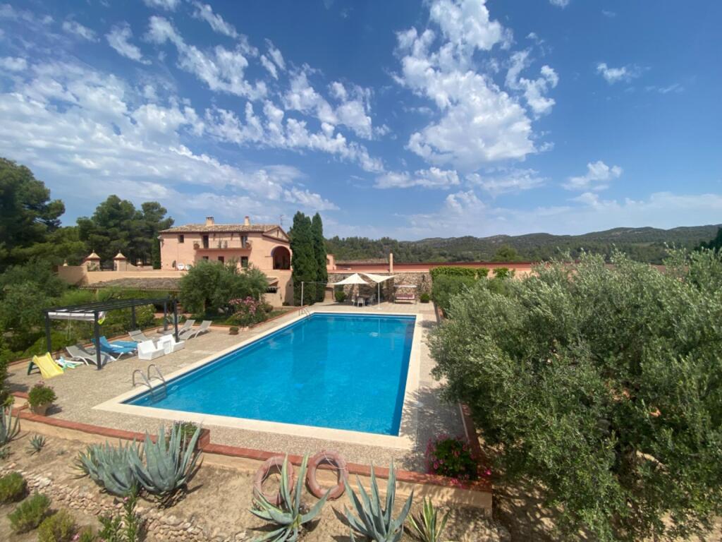 exclusiva finca con masía, hotel, bodegas y 83 ha de terreno en el priorat foto grande (3)