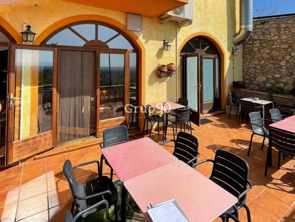 Foto se vende hotel-restaurante en un  pueblo cercano a la sénia.