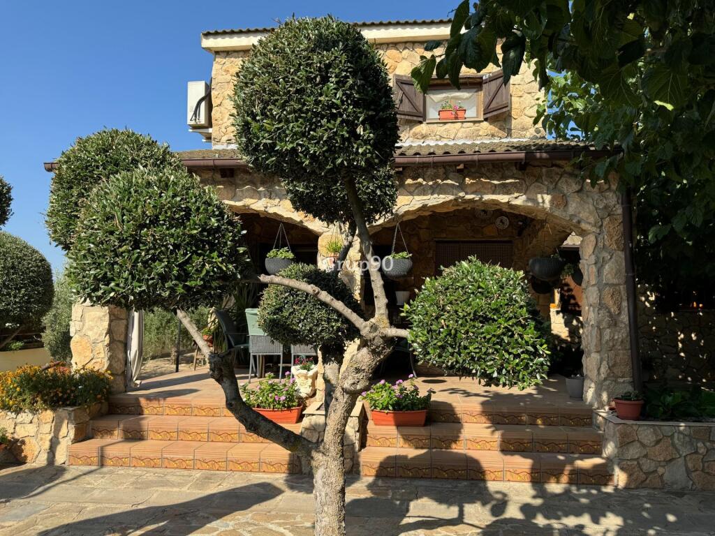 Foto ¡descubre este impresionante chalet en el  término de vilanova de segrià, listo para convertirse en