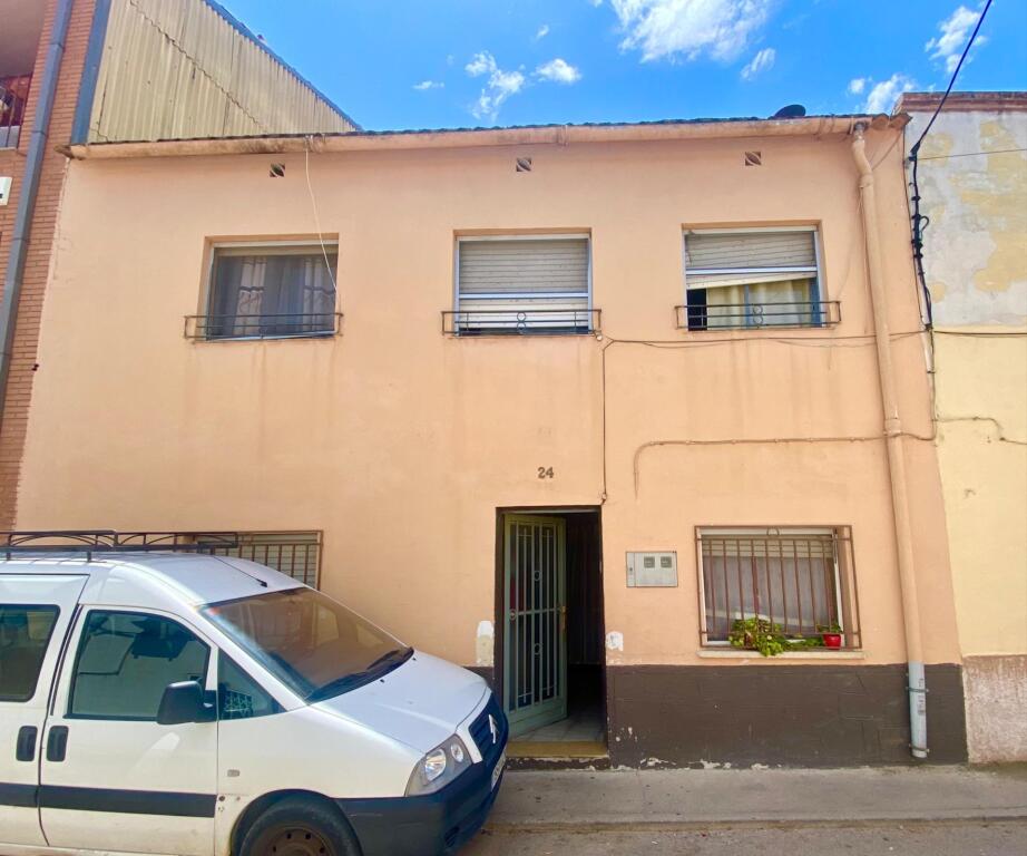 Foto casa con dos viviendas en el centro del pueblo