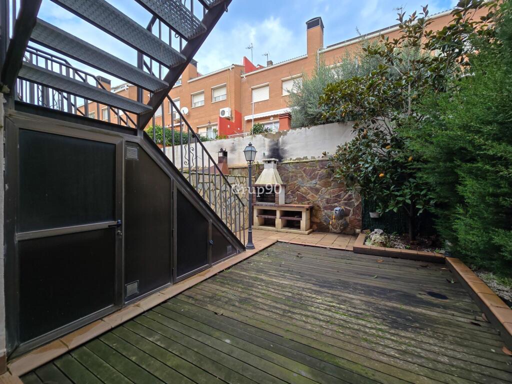 Foto casa adosada en torrefarrera de 4 plantas con jardín