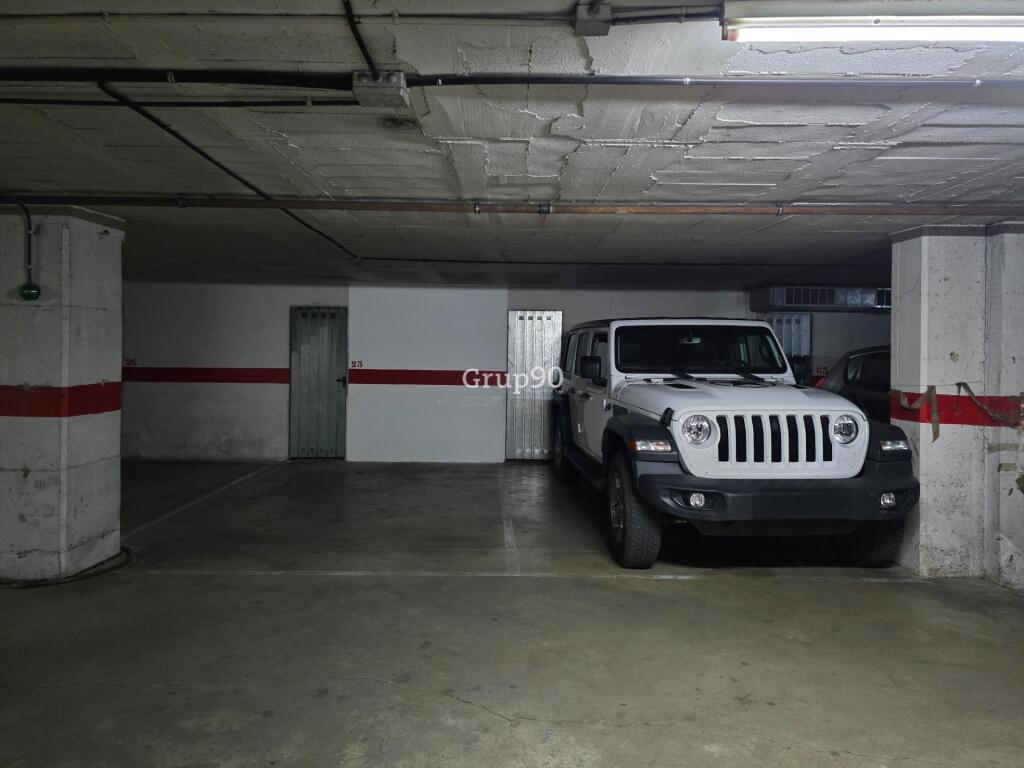¡venta de 2 amplias plazas de parking con trastero en plaça de les magnolies! foto grande (2)