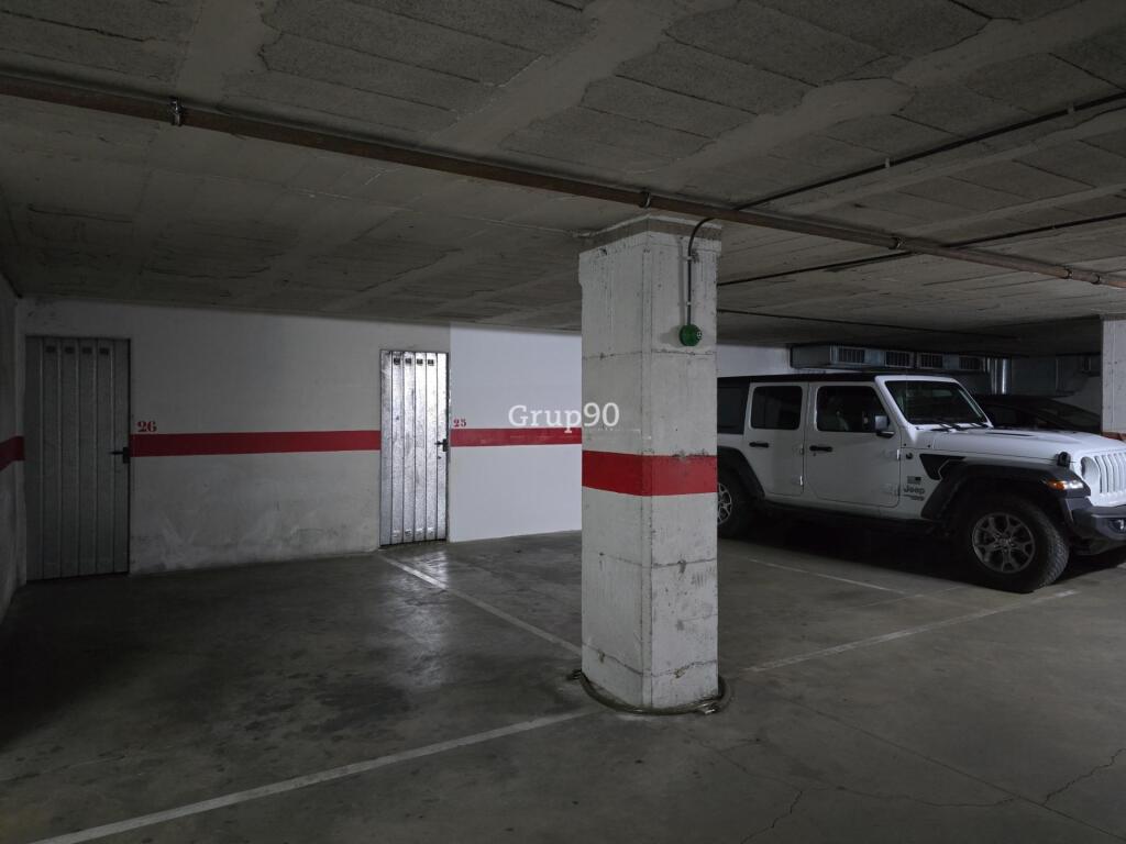 ¡venta de 2 amplias plazas de parking con trastero en plaça de les magnolies! foto grande (3)