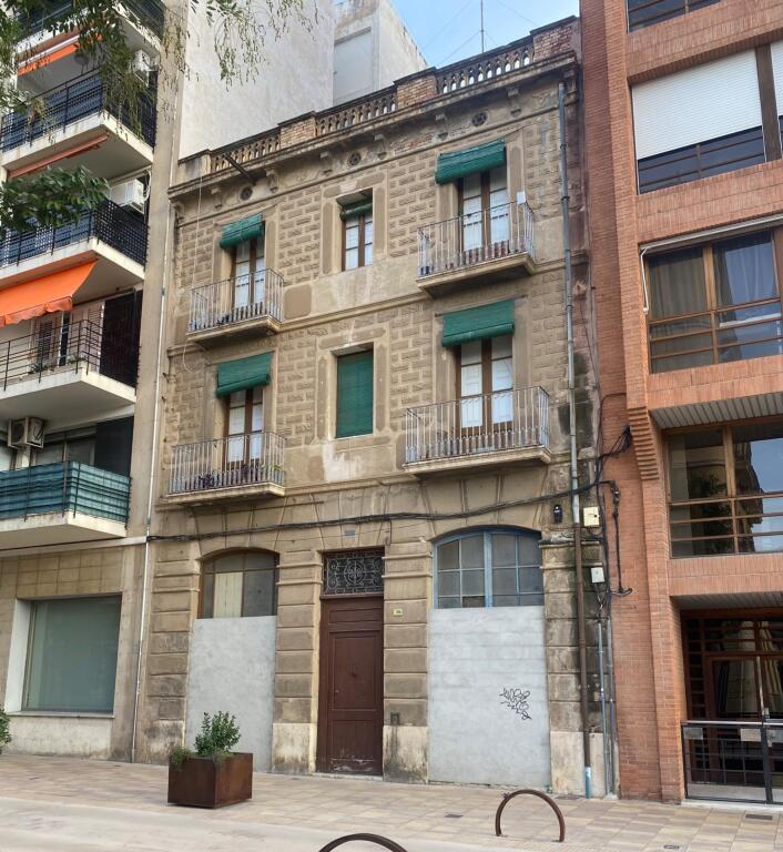 Foto edificio en el centro de tortosa