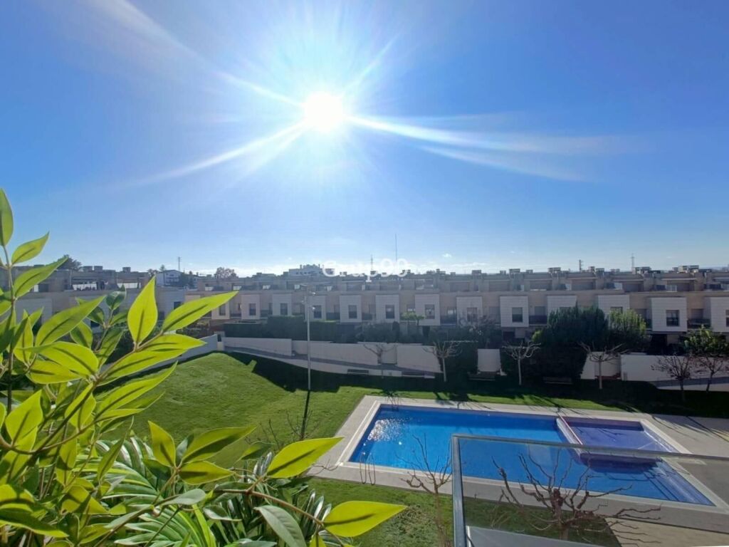 Foto ¡impresionante dúplex invertido en el parque de l\