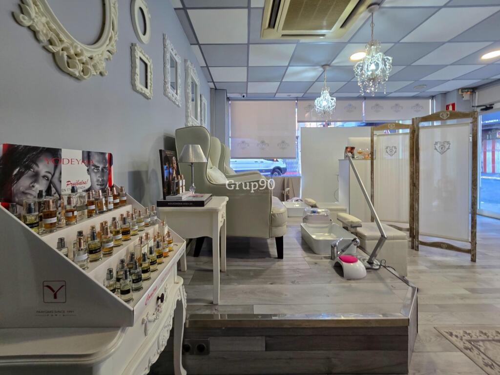¡oportunidad de traspaso de centro de estética en lleida! foto grande (3)