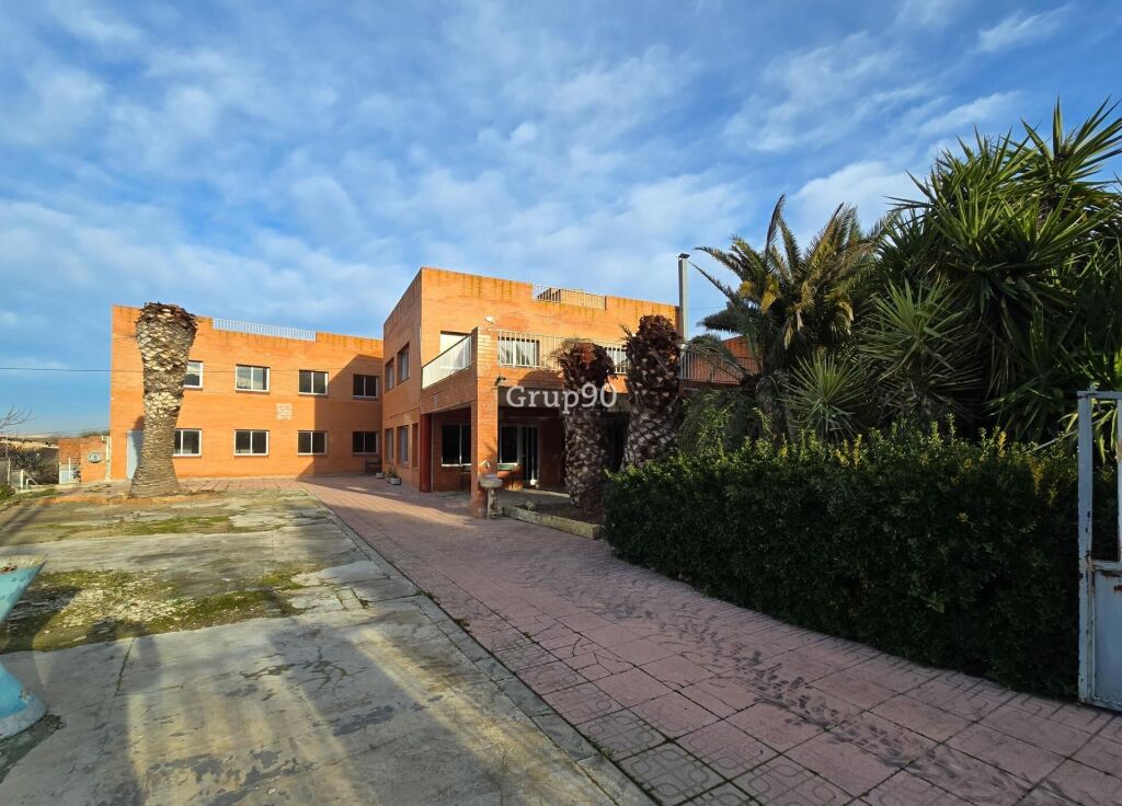 Tractor sin documentacion  de segunda mano - PROPIEDAD EN VENTA EN ALCARRÁS (USO ANTERIOR: RESIDENCIA ANCIANOS)