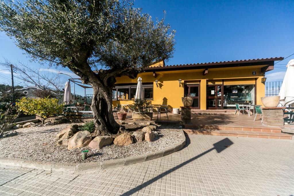 restaurante con casa en preciosa ubicación de cerdanyola foto grande (2)