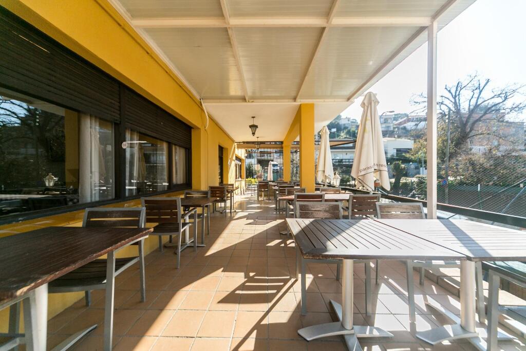 restaurante con casa en preciosa ubicación de cerdanyola foto grande (3)