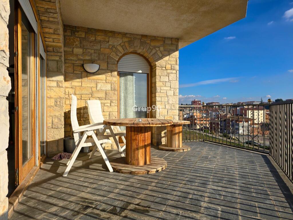 Foto chalet en bellpuig con piscina climatizada, garaje y vistas panorámicas