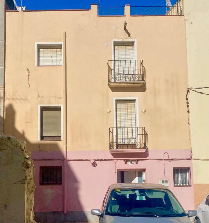 Foto gran casa de pueblo a dos calles en el centro