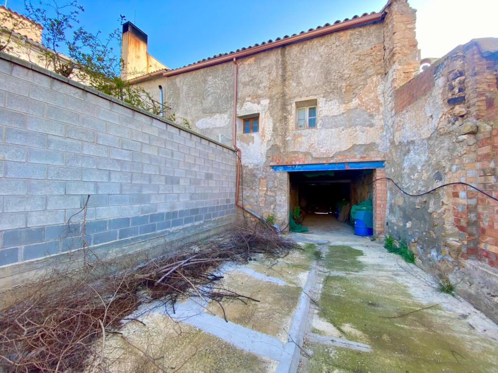 casa con patio, piso y desván en sarroca de lleida foto grande (2)