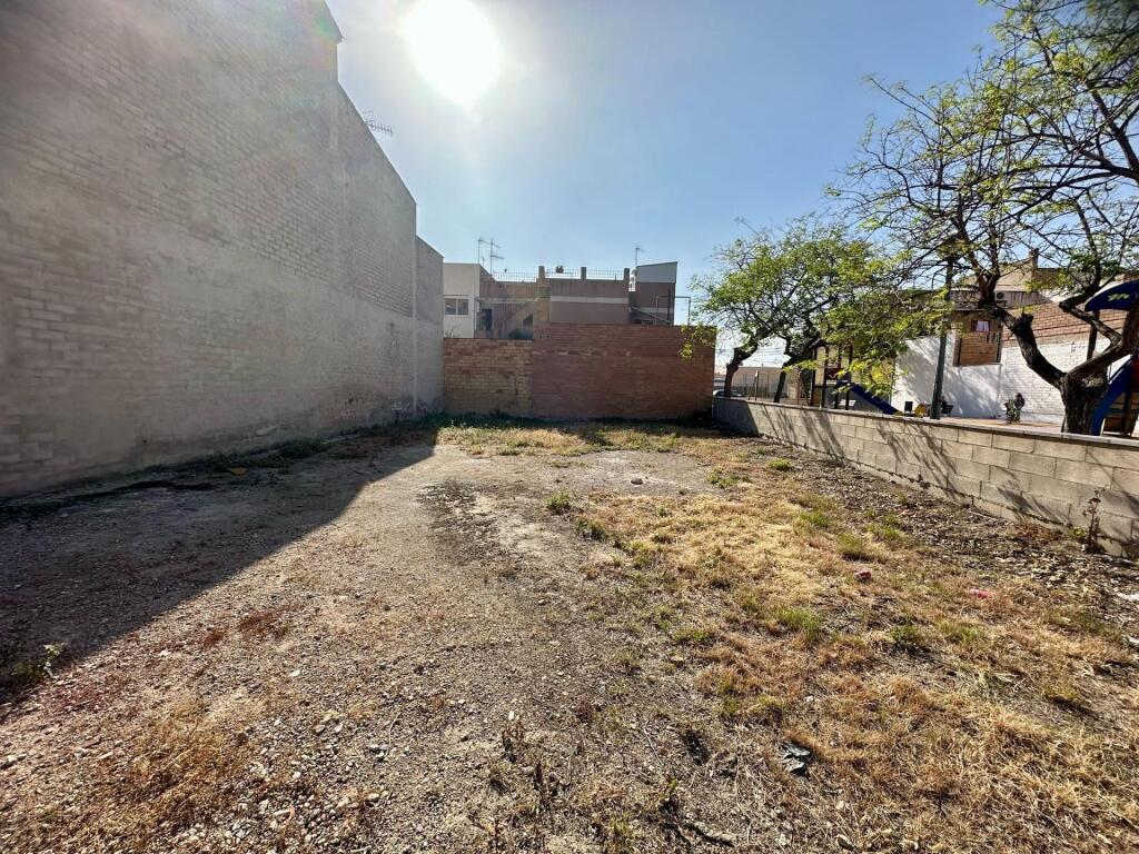 parcela céntrica en la cava para construcción de casa foto grande (3)
