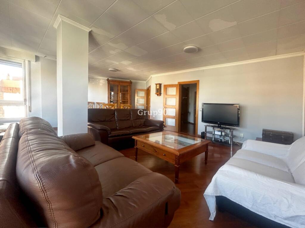 Foto ¡gran oportunidad en la zona instituts – lleida! piso amplio ideal para familias o inversores