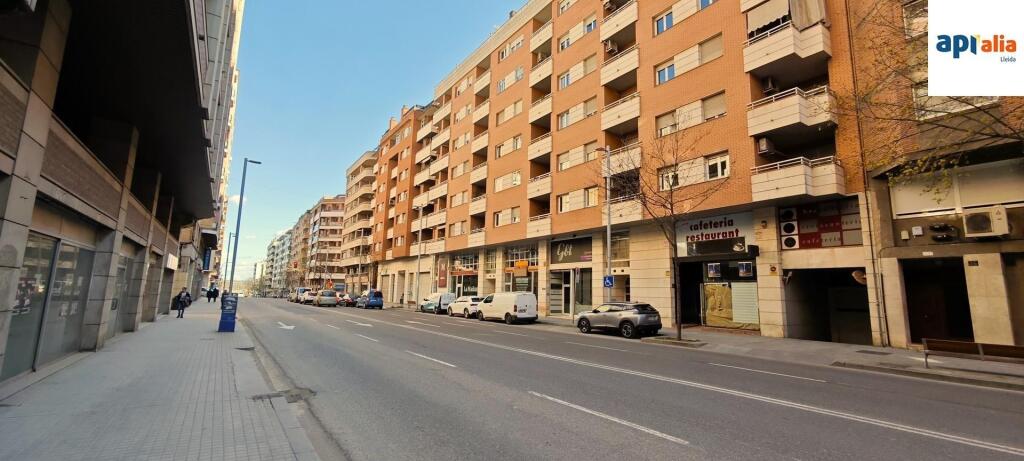 Anuncios de Inmobiliaria.  Anuncios Clasificados Inmobiliaria - Piso amplio de 4 habitaciones con plaza de aparcamiento y trastero.