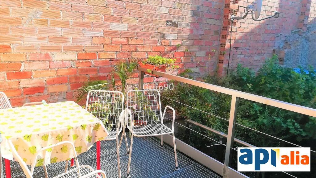 Foto exclusiva apialia -casa reformada con jardín y terraza en bell-lloc d’urgell  apialia