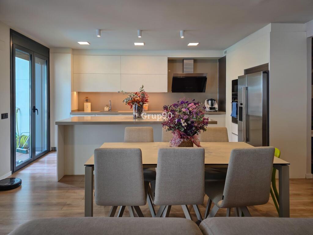 Foto exclusivo dúplex de 242 m² con jardín y piscina privada en el edificio más emblemático de lleida — c