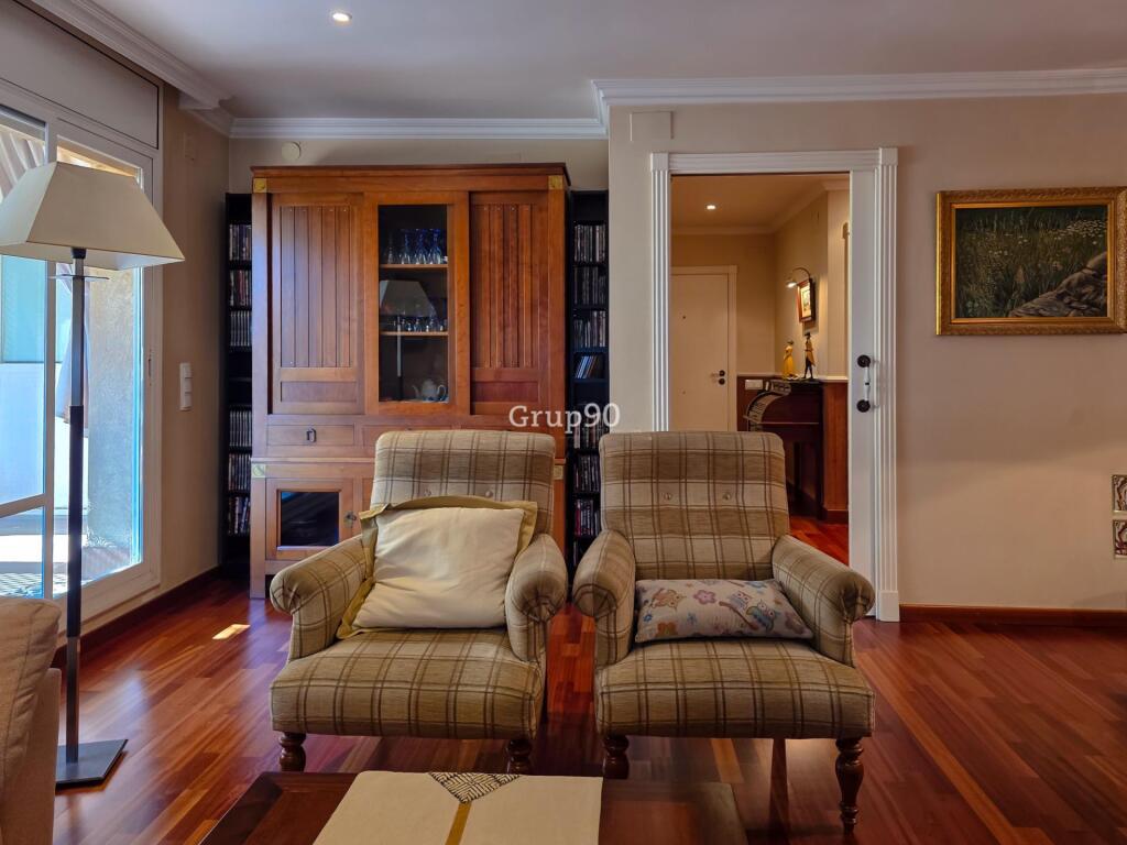 Ático dúplex de 4 dormitorios con terraza privada de 35 m2.