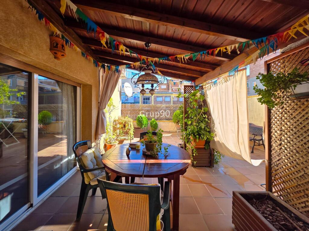 Ático dúplex de 4 dormitorios con terraza privada de 35 m2.