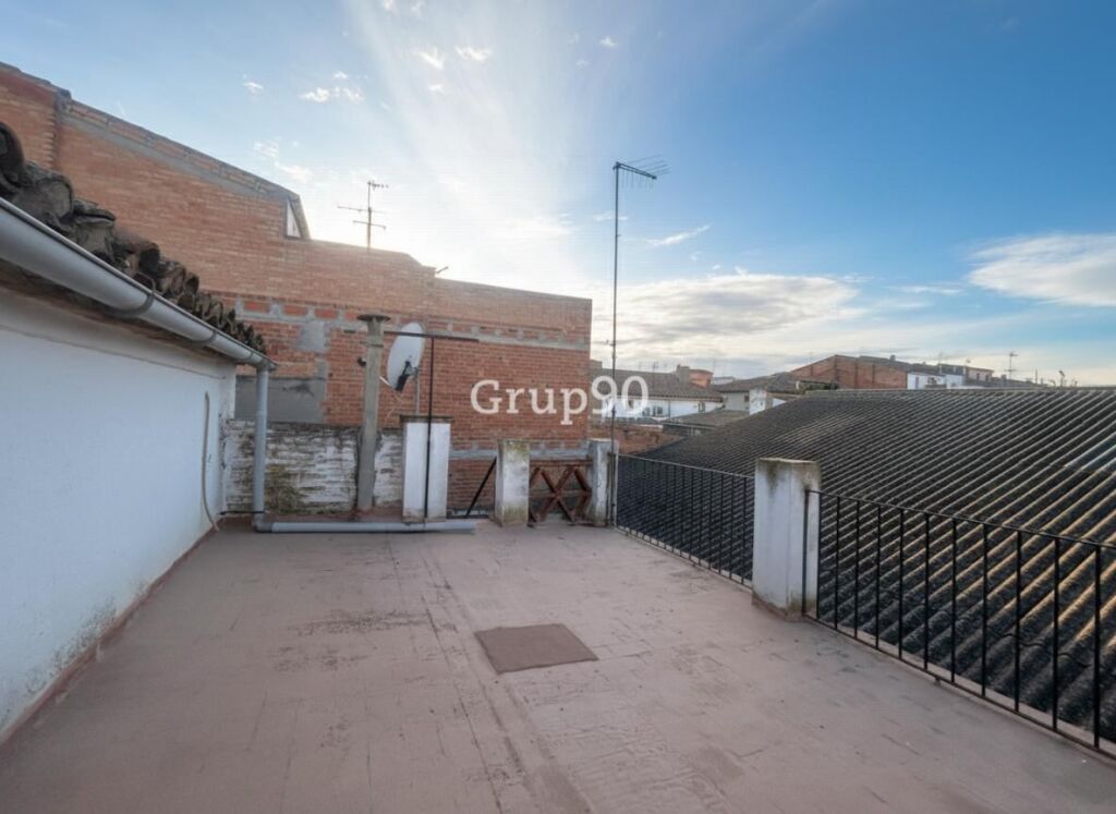 Casa de pueblo única en Artesa de Lleida + local + almacén