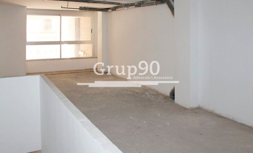 local comercial en alfred perenya foto grande (3)