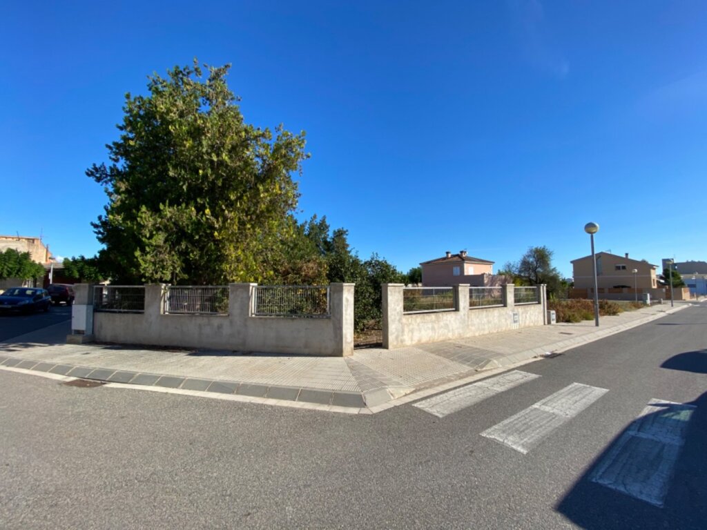 Foto parcela de más de 500 m2 a 3 calles en el ensanche del pueblo.
