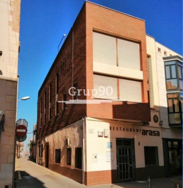 Foto hostal-restaurante en la plaza del pueblo