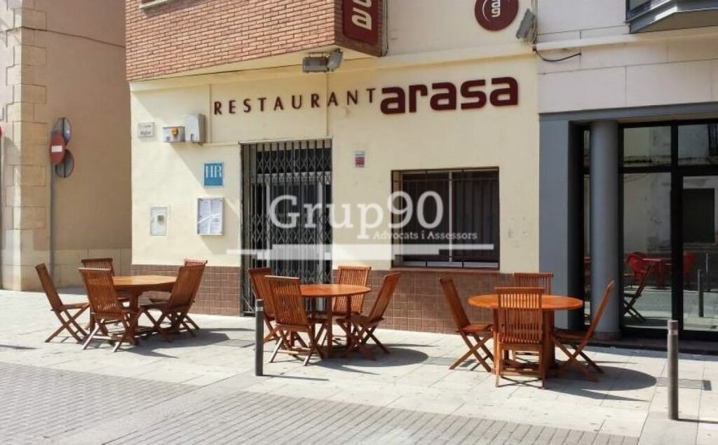 hostal-restaurante en la plaza del pueblo foto grande (2)