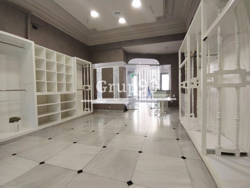 Foto oportunidad para tu negocio !! local en el eix comercial
