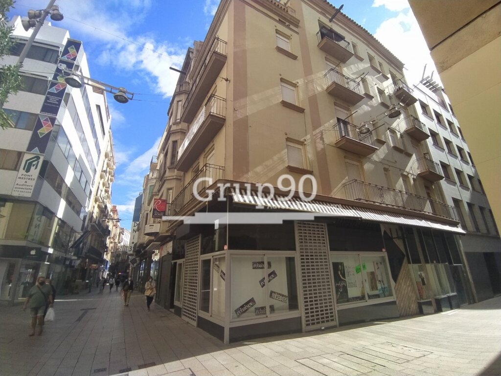 oportunidad para tu negocio !! local en el eix comercial foto grande (2)