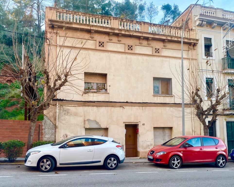 Foto casa de 1910 con patio en el centro de cervelló