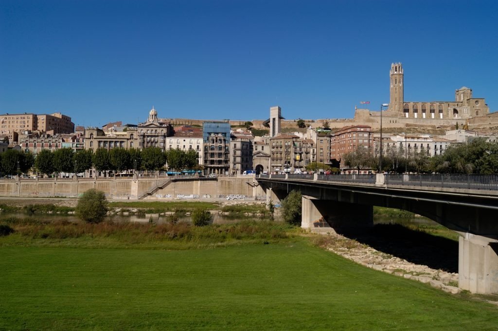 Local comercial en rentabilidad para negocio de ocio en Lleida