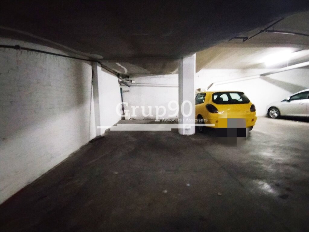 Foto se vende amplia plaza de parquing al lado del rectorado