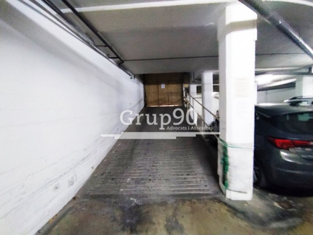 se vende amplia plaza de parquing al lado del rectorado foto grande (3)
