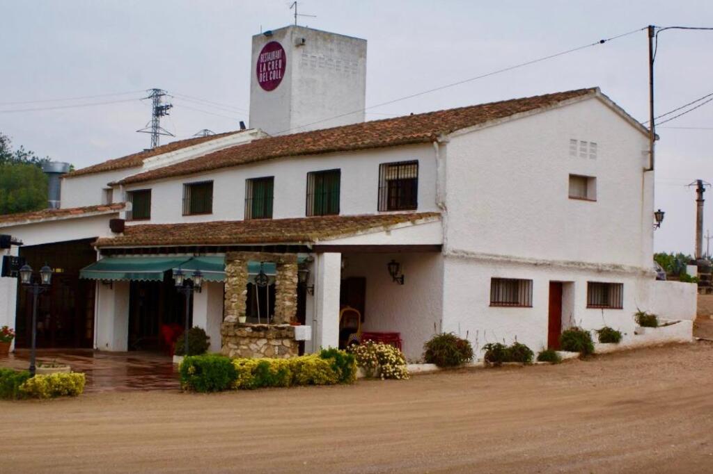 Foto restaurante masía ubicado a pie de carretera