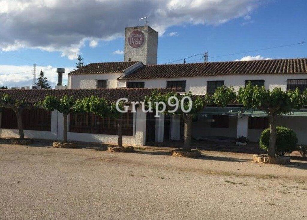 restaurante masía ubicado a pie de carretera foto grande (2)