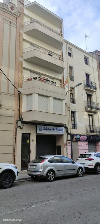 disponemos de amplio local en alquiler zona escorxador foto grande (2)