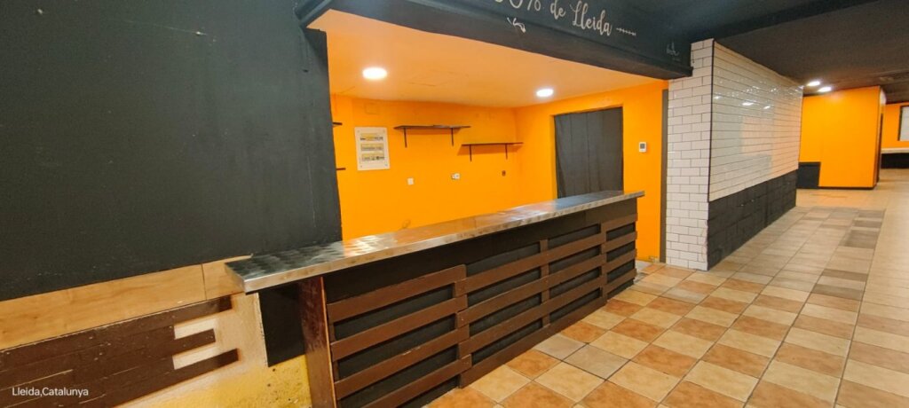 disponemos de amplio local en alquiler zona escorxador foto grande (3)
